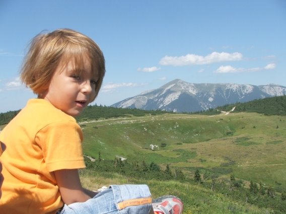 Pia auf der Rax, im Hintergrund der Schneeberg by Walter Hopp