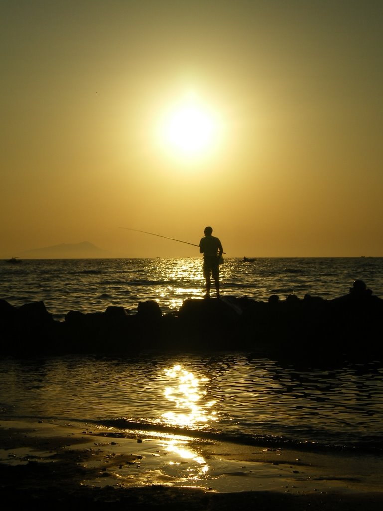 Pescatore al tramonto dalla spiaggia di Meta by dj_fabry