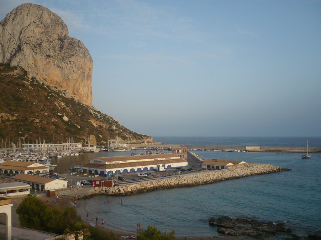 Vista general de la Lonja y Puerto de Calpe by Ricardo Fernández