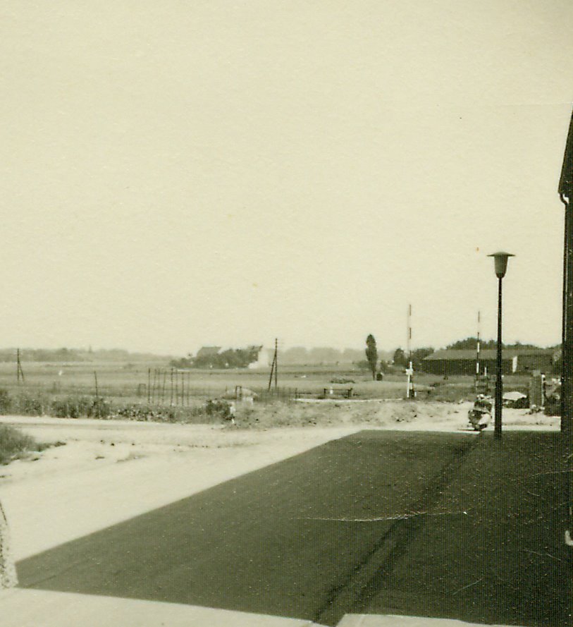 Bahnübergang Hermann-Ehlersstr. Ende der 50er Jahre. Links neben der Schranke an dem einzelnen Baum ist noch das mittlerweile abgerissene Heiligenhäuschen zu erkennen. by DahlenSpotter