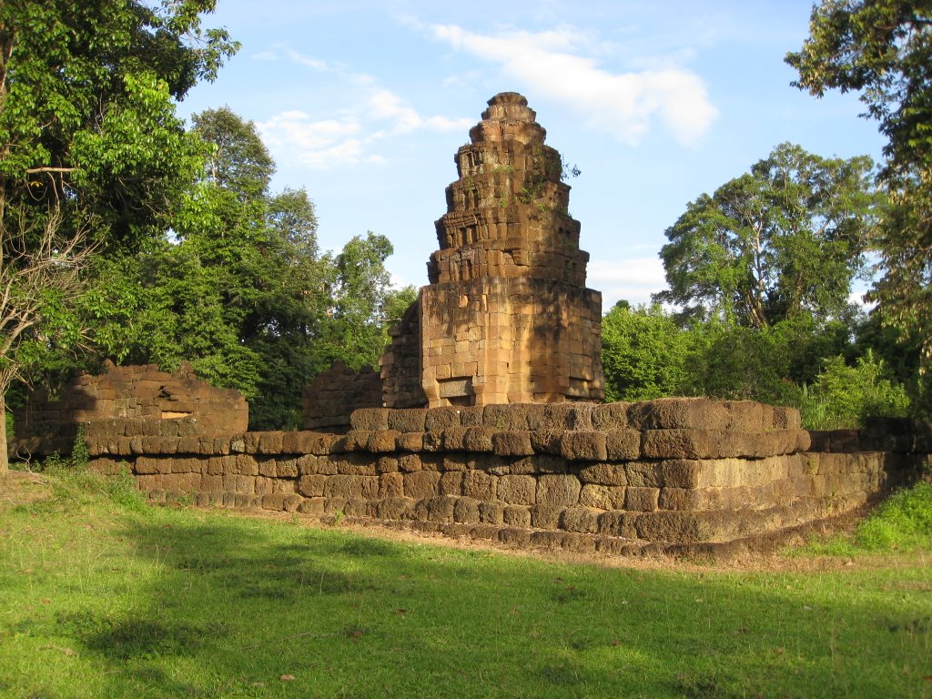 Prasat Ta Muan Tot by Uraiwan Kanhariang (…