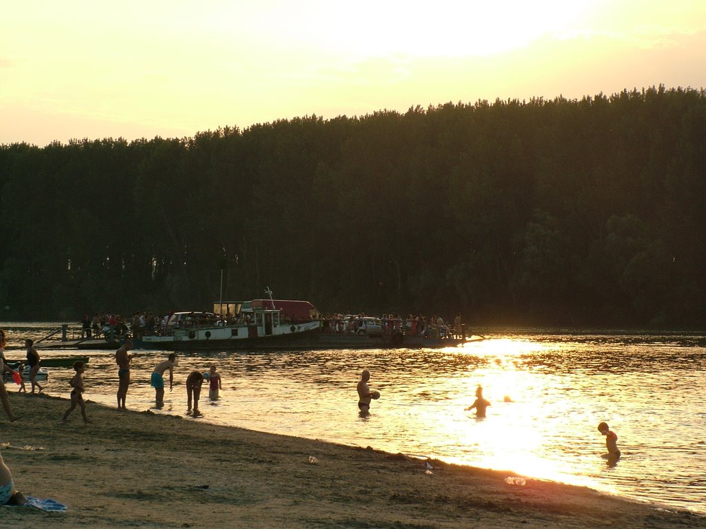 Beočin, skela u zalazak sunca by Zoltán Györe