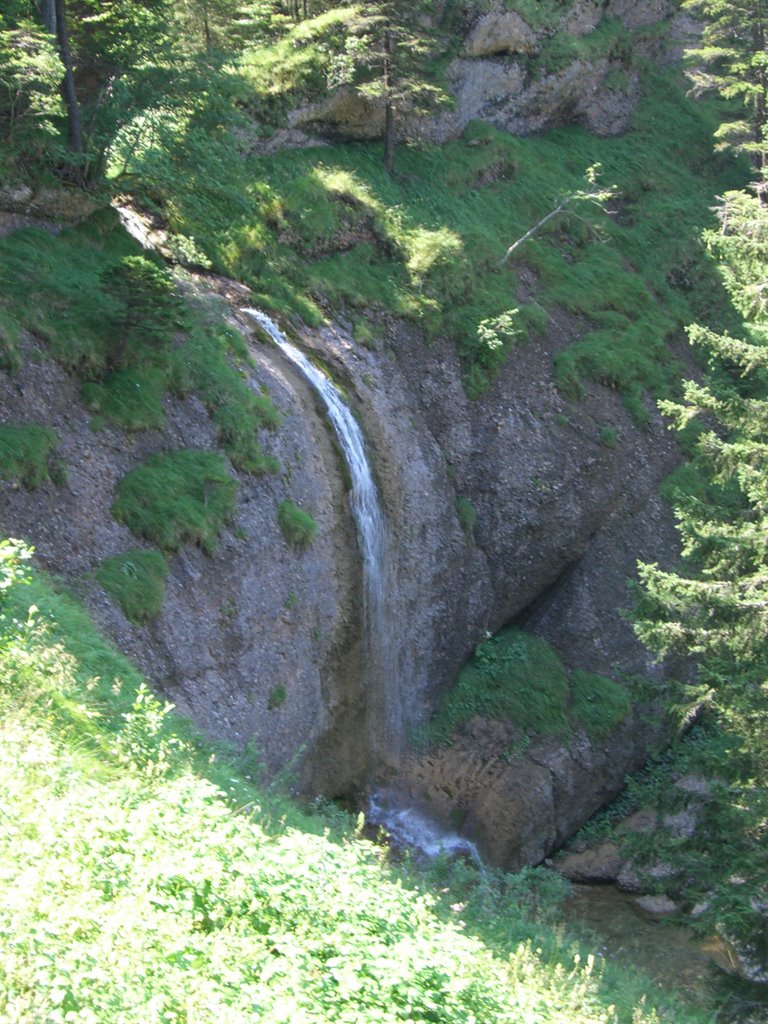 Wasserfall auf dem Weg zum Kronberg by globetrotterjournal.…