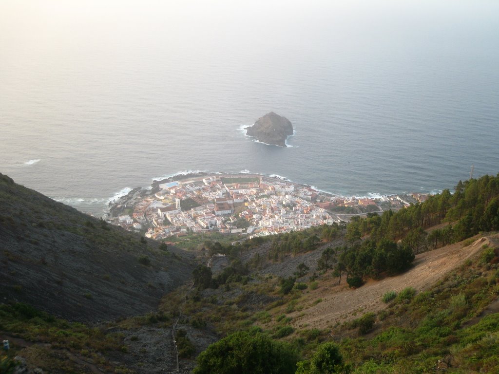 Vista de Garachico desde la montaña by Athleticzale