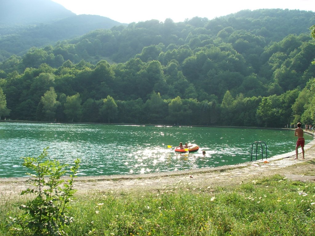 Swiming pool in tjentište by Cebela Tomaz