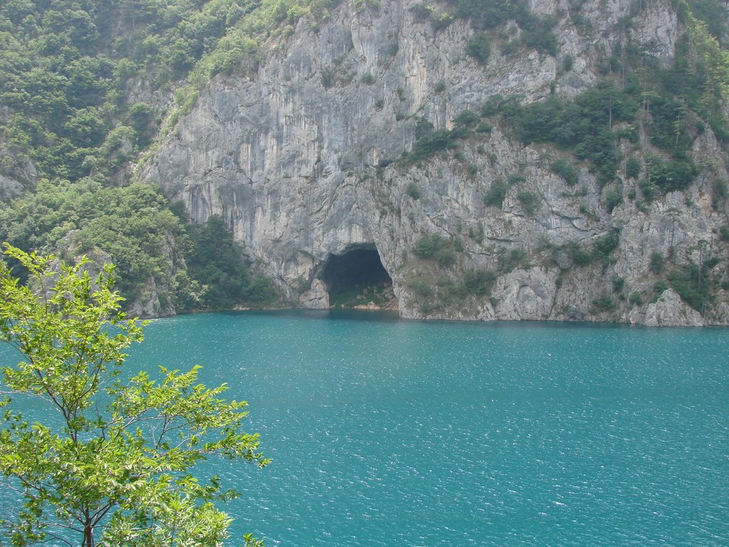 A cave next to the water by Navntoft