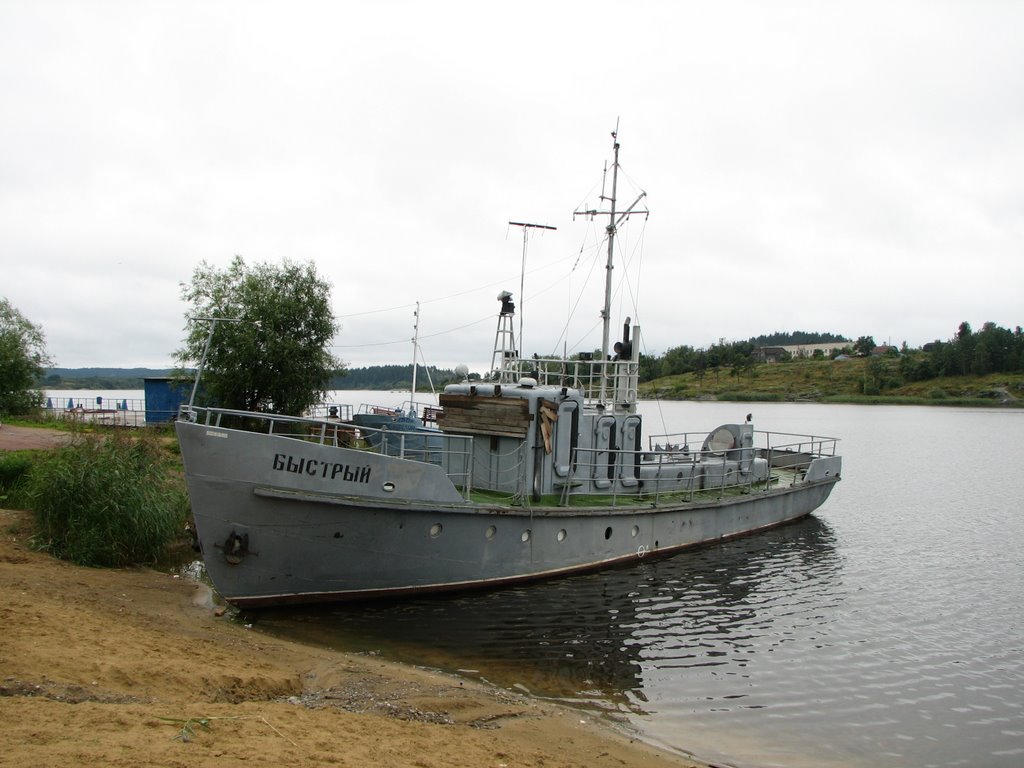 Сортавала. "Быстрый" — катер Рыбнадзора ('Bystry' ship of fishing inspectors) by Leonid Kharitonov