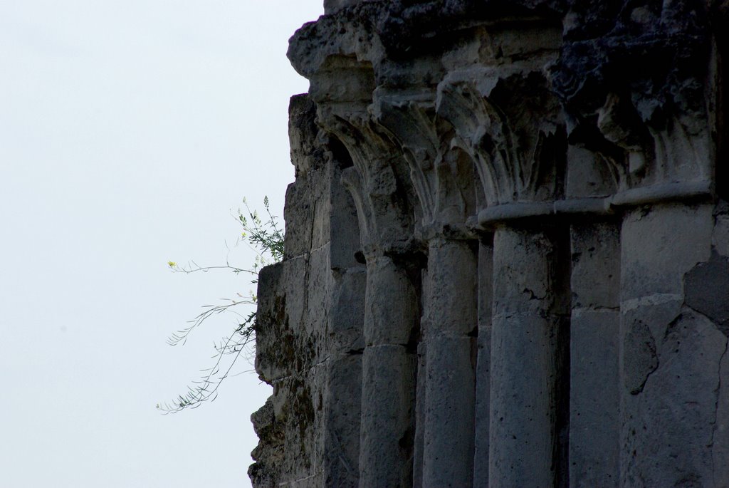 Faragott kövek a zsámbéki templomon 1. by vargaden