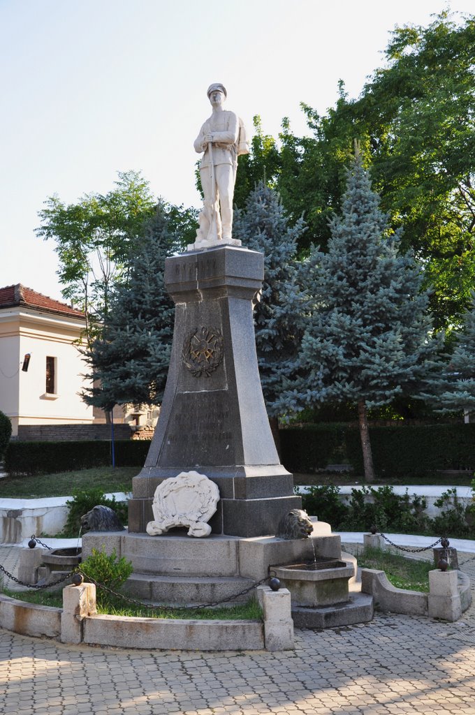 O statuie în Kyustendil (Monument in memory of officers and soldiers fallen in Serbo-Bulgarian War) by Paul Ion™