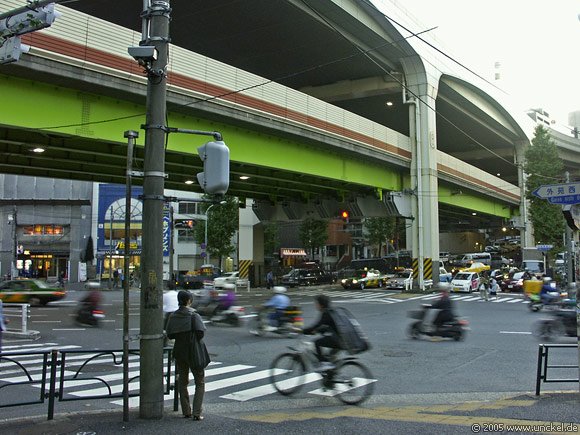 Roppongi Dori, Stadtautobahn in Schichten by Mike Unckel