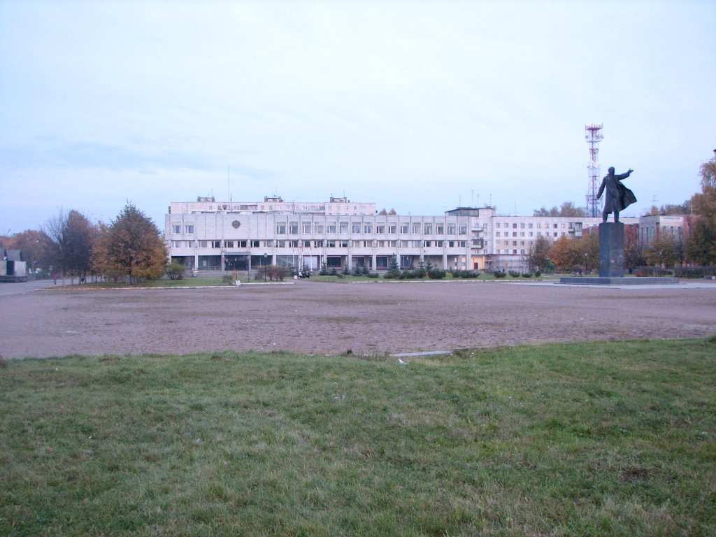 Здание Кировской райадминистрации (Kirovsk City Hall and the square) by Leonid Kharitonov