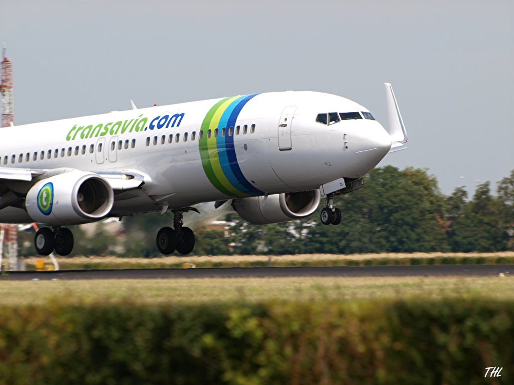 "Touch down" der "transavia", einer Boeing 737-8K2 der PH-HZL auf der RWY18R. Aufgenommen am 29.07.2009 / OLYMPUS E420 70 - 300 mm by ruhrgebiets art