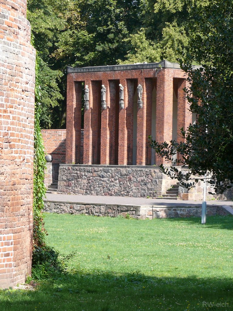 Salzwedel - Burggarten mit Ehrenhalle by Robert (elch)