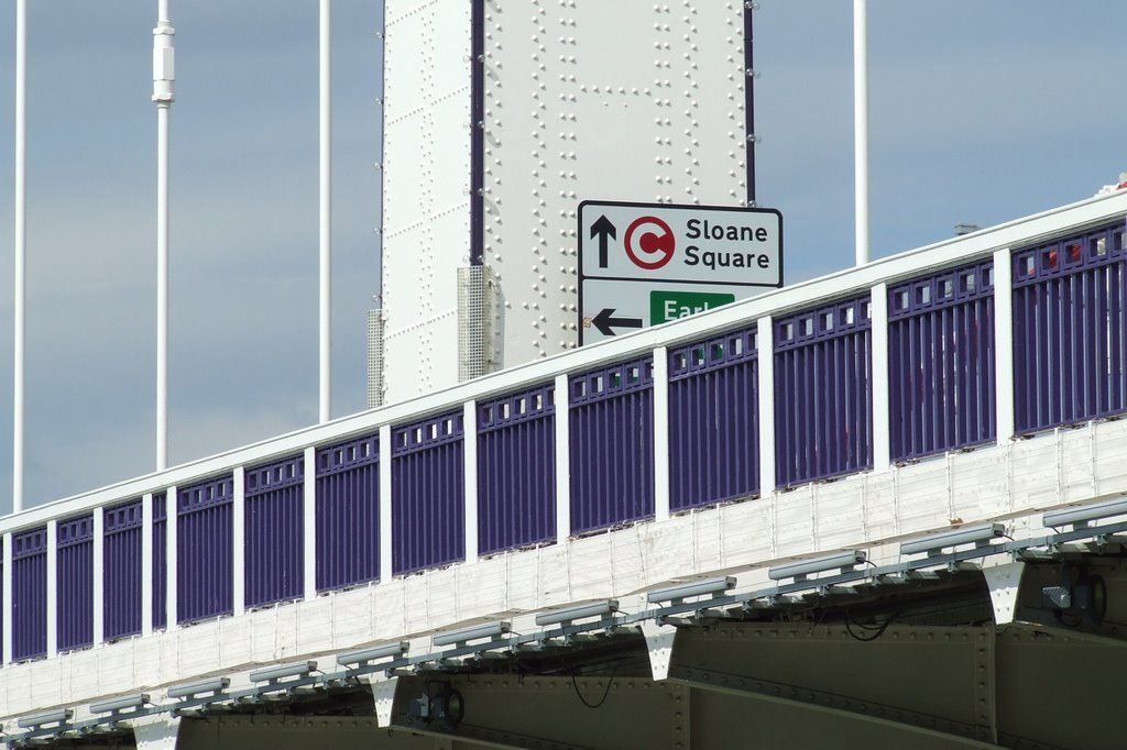 Road sign on Chelsea Bridge, 05.08.09 by Alexander of Pete