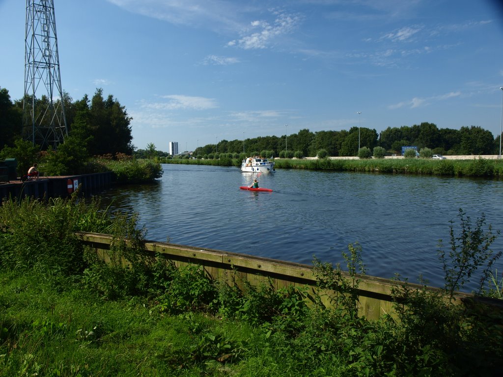 Noord Willemskanaal richting Groningen by Hans R van der Woude