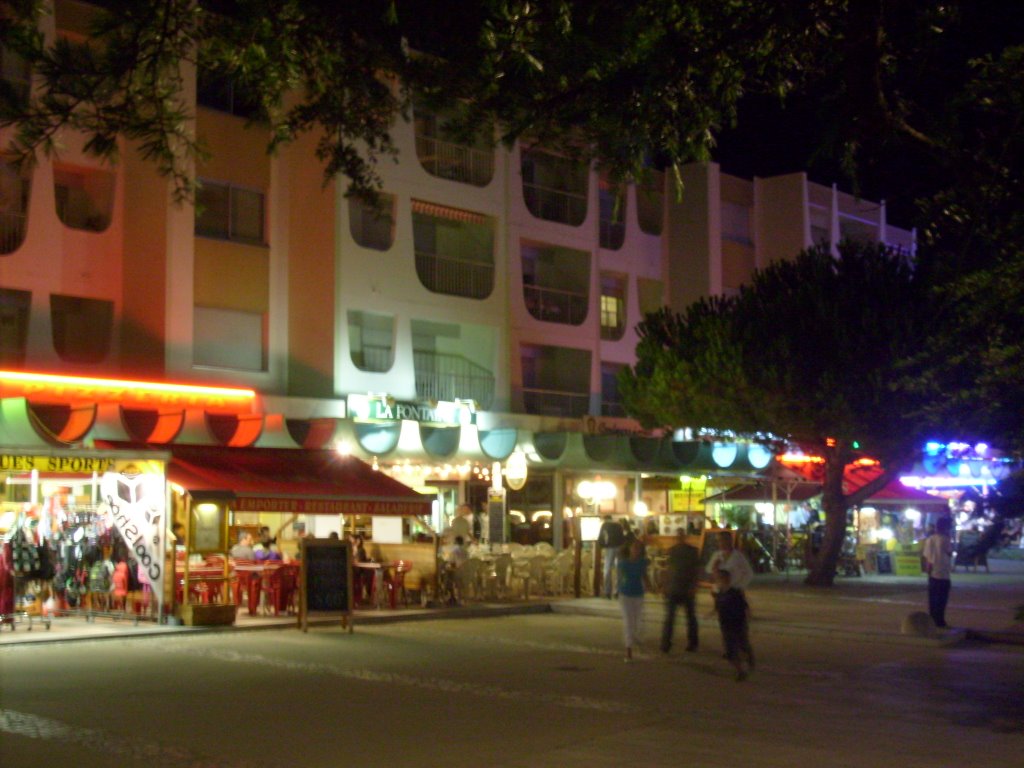 Commerces sur la place du Rhâ, le soir by FrenchCobber