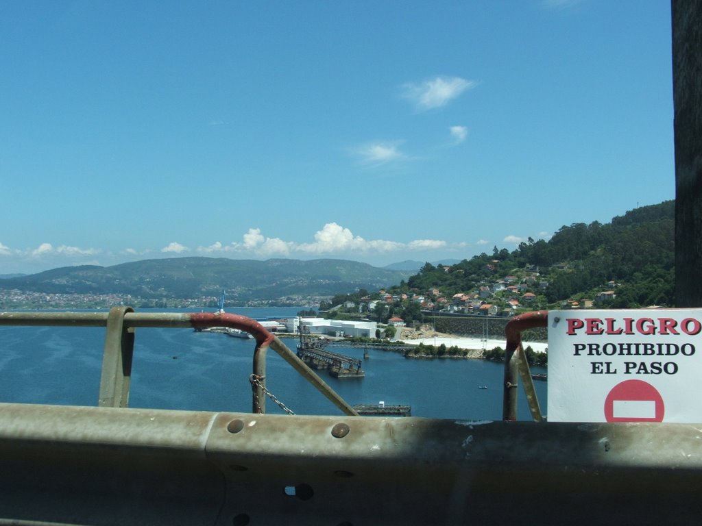 Cruzando el puente de Rande,Vigo.Al fondo un viejo espigón. by Carlos&Yunia Gudiña …