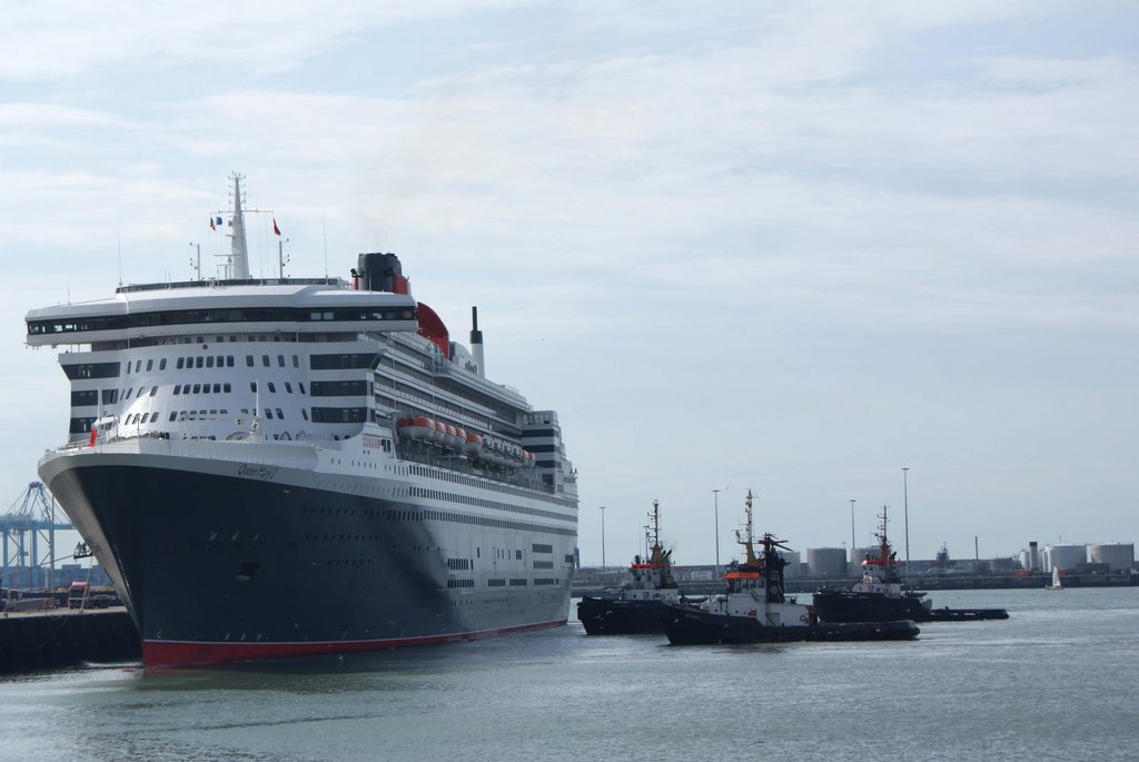 De Queen Mary 2 in haven van Zeebrugge by Luc Boens