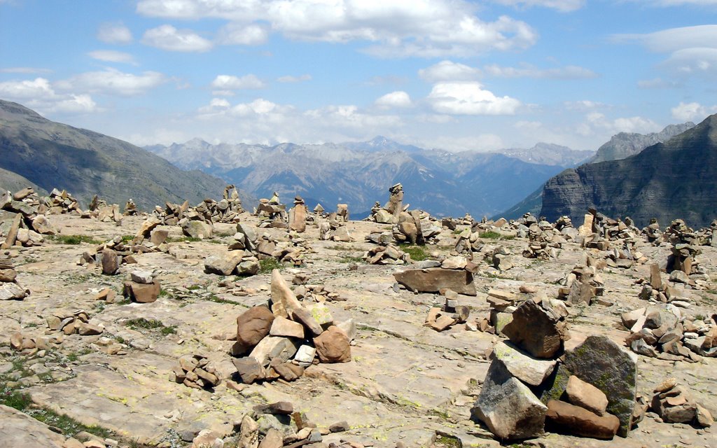 Statues de pierre entre les Lacs de Faravel et Palluel by Yves BAMBERGER