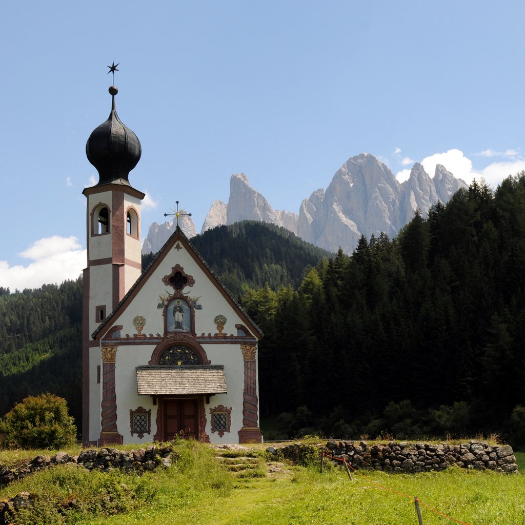 Chiesetta di San Giovanni in Ranui - Santa Maddalena di Funes by roberto ribotta