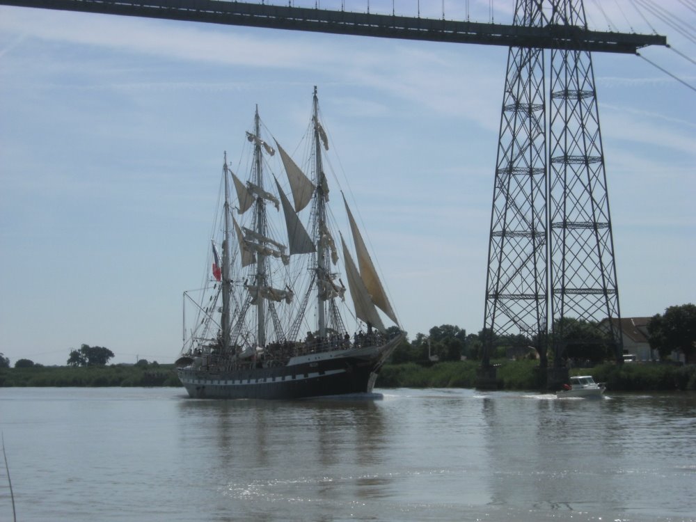 Belem devant le Pont Transbordeur de Rochefort by yoyo17017