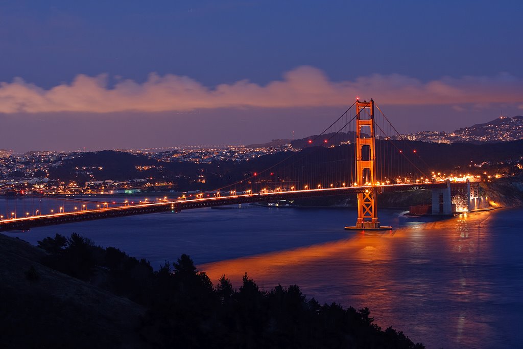 Golden Gate Bridge in an evening by verygreen