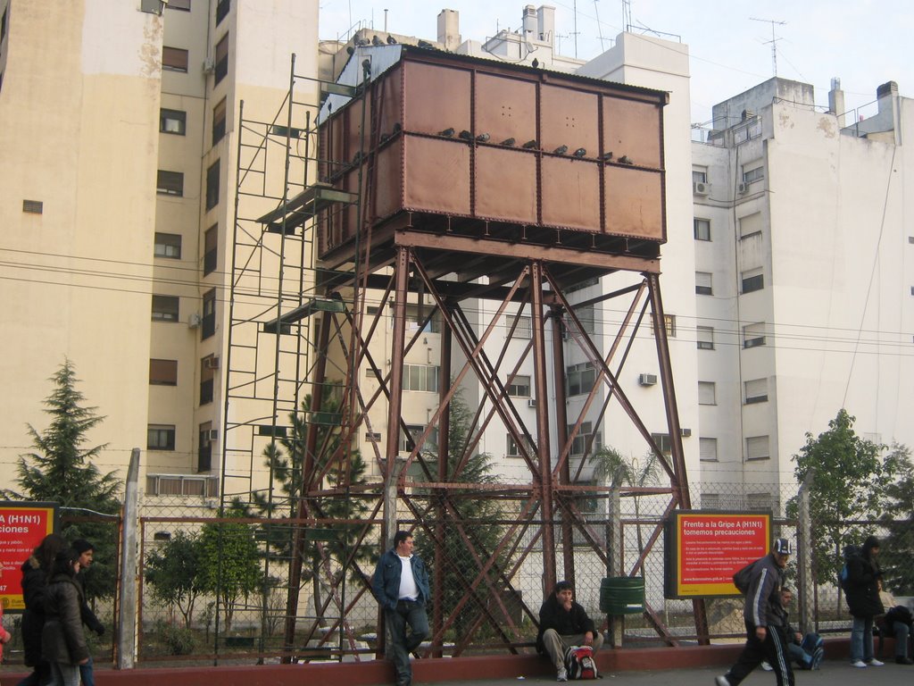 Tanque de Agua Estacion Caballito, usado por las palomas - Water tank in Caballito train station, with doves, Ago 07 2009, By ALE777 by ALE777