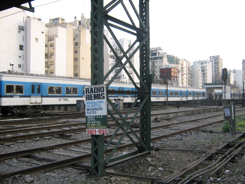 El tren partiendo de Caballito hacia Flores - The train leaving Caballito train station, to Flores station, Ago 07 2009, By ALE777 by ALE777