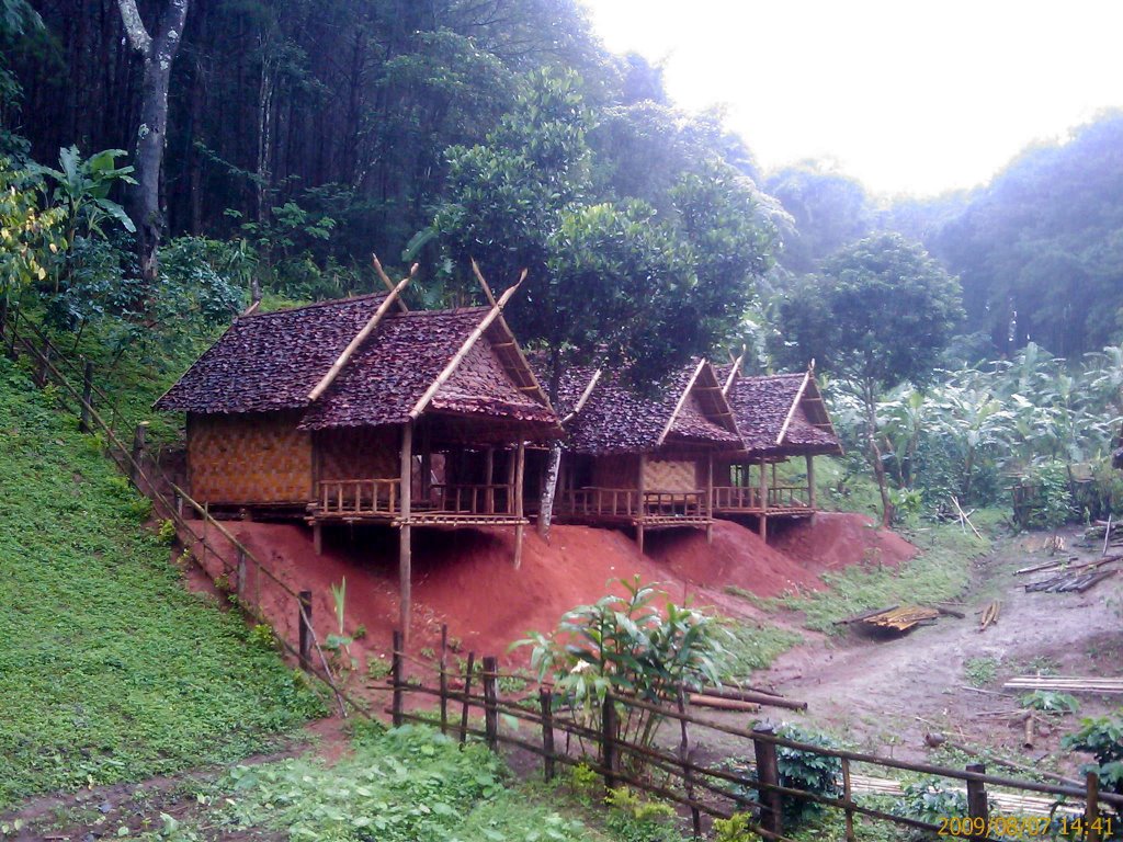 Home Stay at Pang-Ung by saard chaichana