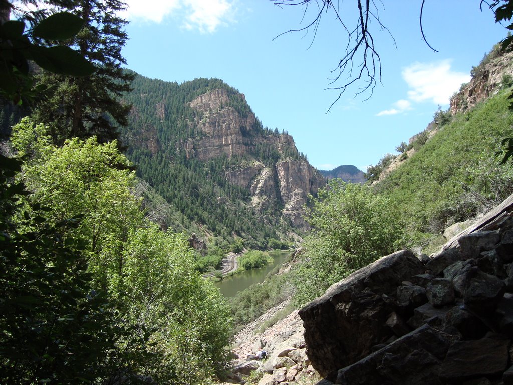 From the Hanging Lake trail 1 (07/2009) by Urias E. Takatohi