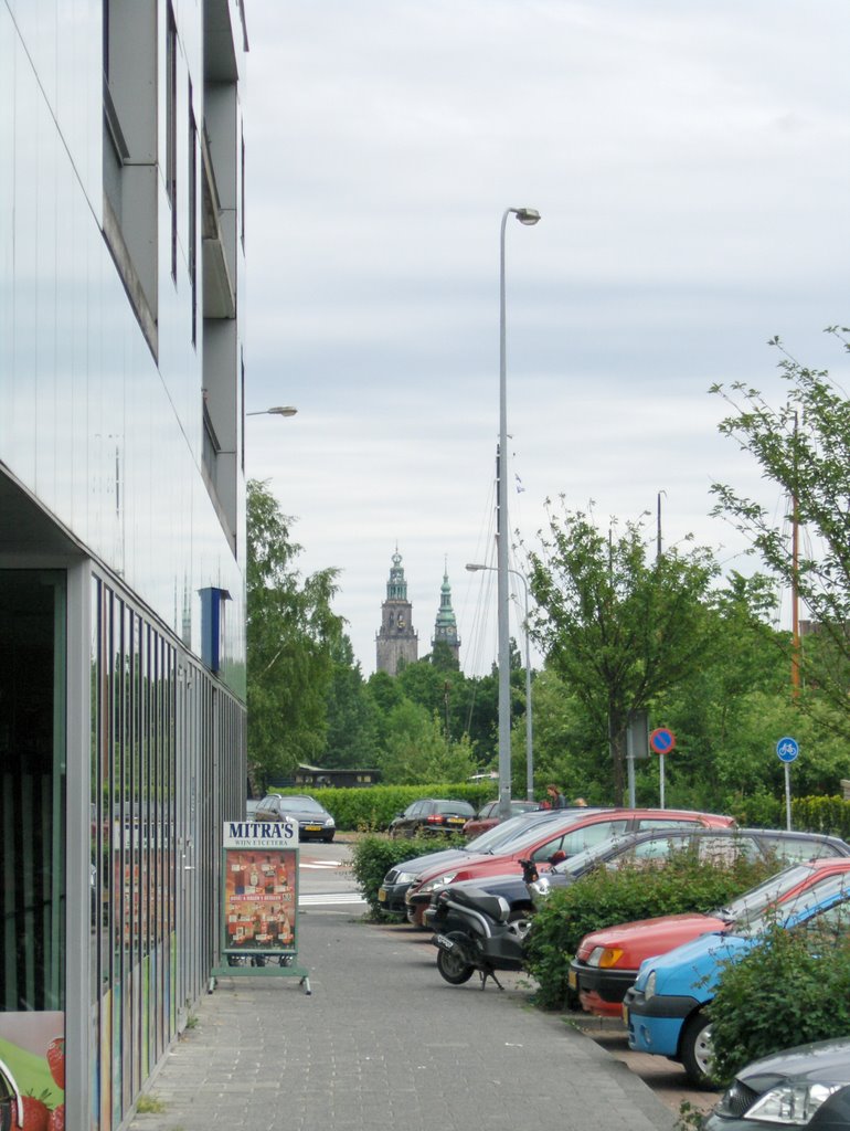 Martinitoren en toren van universiteit naast elkaar by Guido Musch