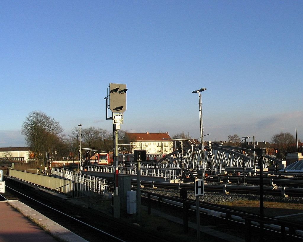 Barmbek - Bahnhof by knirschke