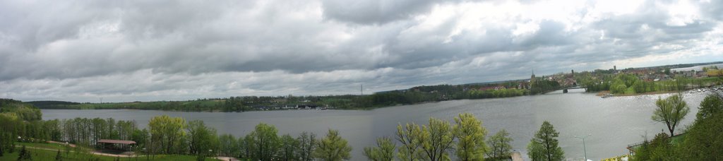 Mikołajki panorama od strony Hotelu Gołębiewski, maj 2007. by Zbigniew Rzemieniuk