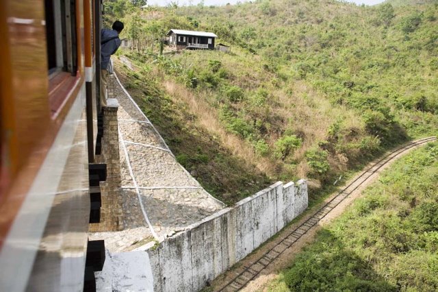 Shwenyaung-Thazi Railroad by 八田年輝