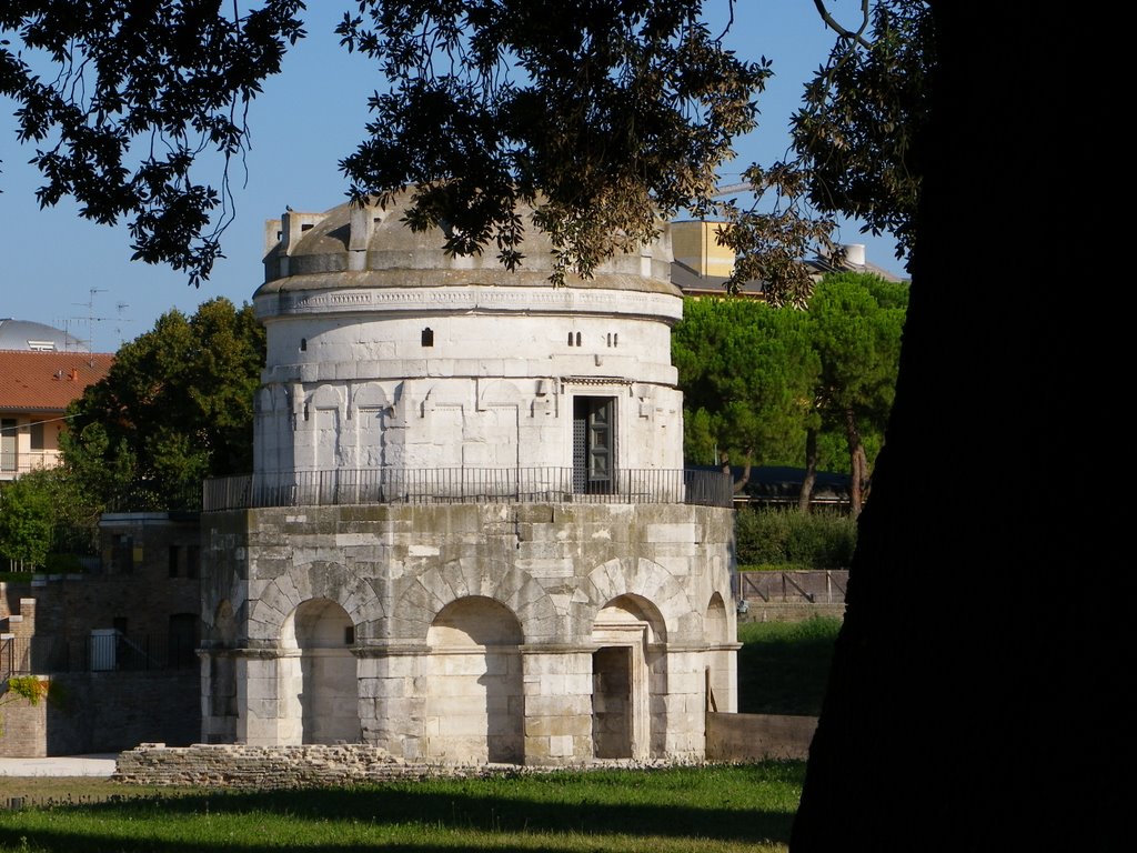 MAUSOLEU DI TEODORICO - RAVENNA by LGBR - Ambientale