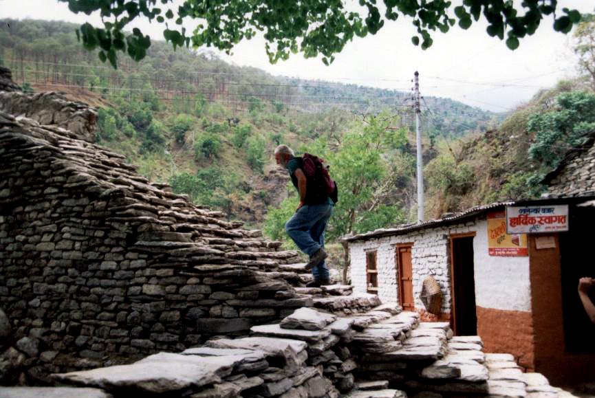 Entrando a Galeshwor (Rahughat), presso Beni, Nepal Centrale, 7 maggio 2001 by Marco Carnelli