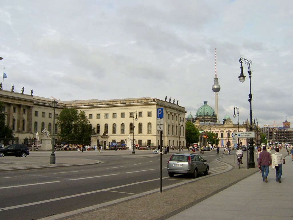 Blick von Humboldt-Universität Richtung Fernsehturm by metaph3r