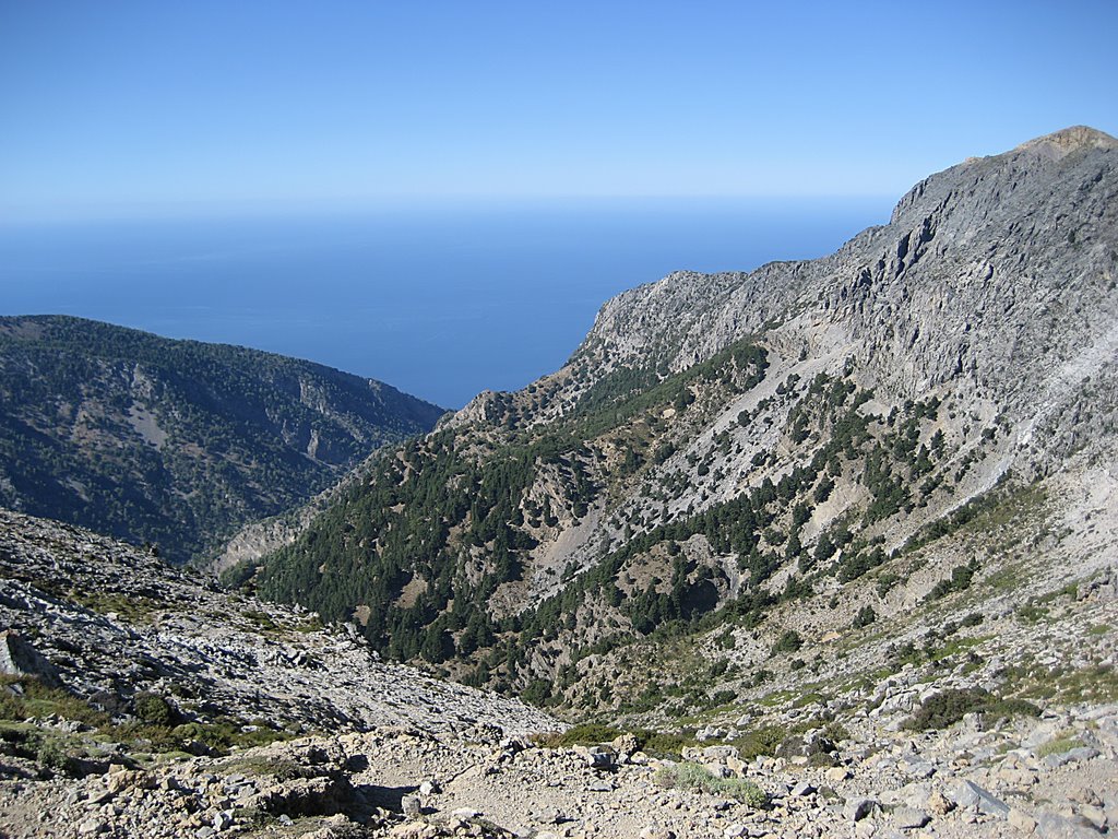 Trypitis gorge, view from Gigilos col - Φαράγγι Τρυπητής, θέα από το διάσελο του Γκίγκιλου by Phaethon