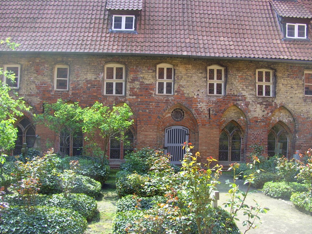 Lünen nunnery, internal churchyard by BBR