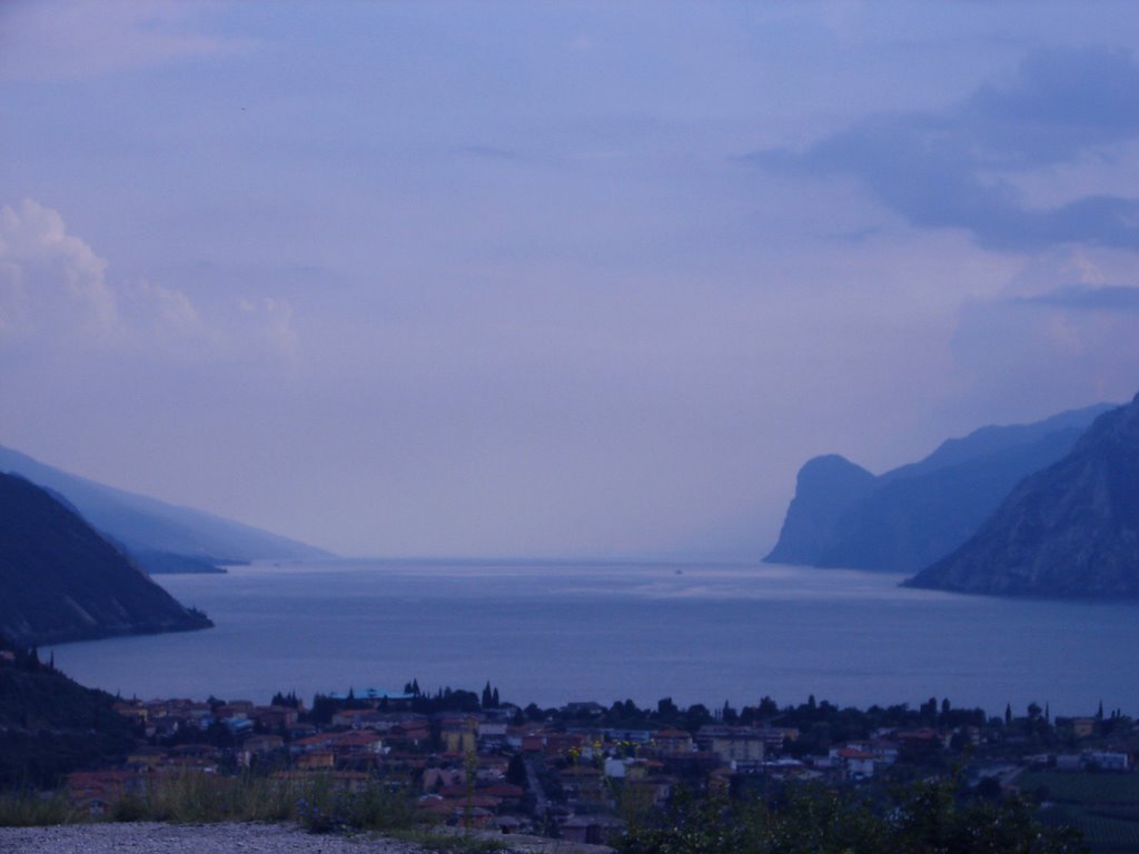 Lago di Garda giochi di luce tramonto by Facchin Mirco