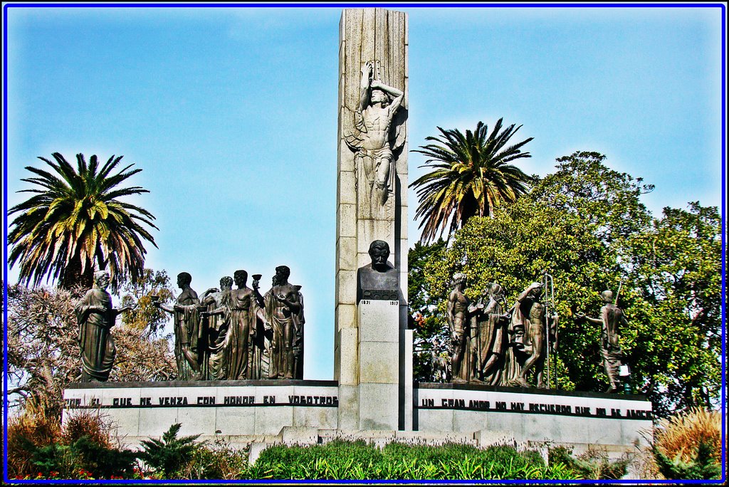 MONUMENTO A JOSÉ ENRIQUE RODÓ, con la figura alada de ARIEL emergiendo de la piedra by dasumo