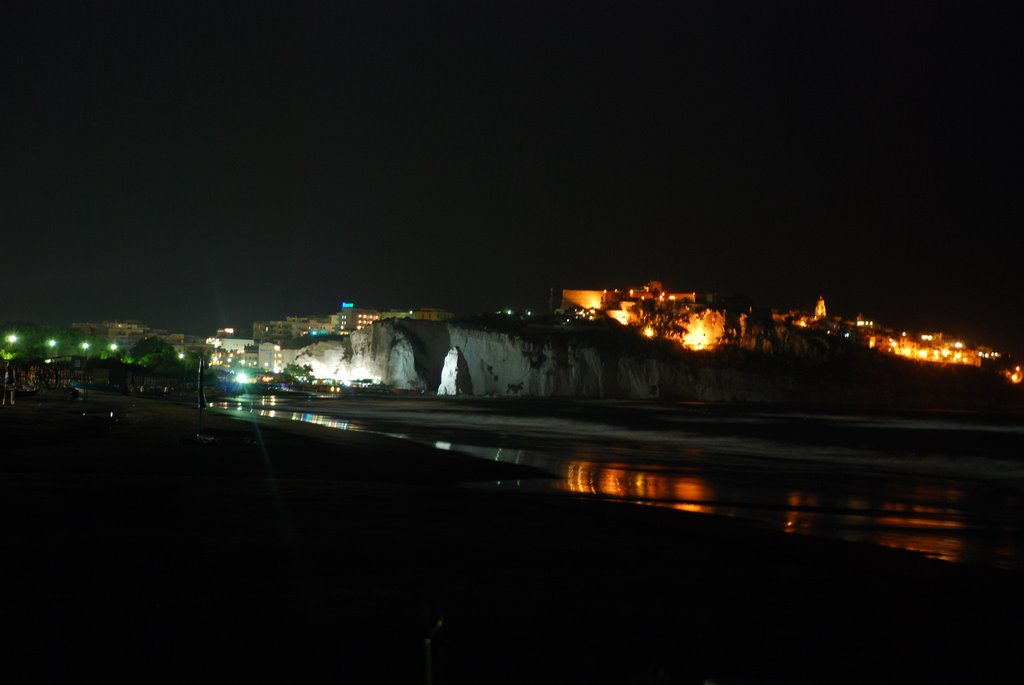 Vista notturna di Vieste dalla spiaggia by Fabrizio Reale