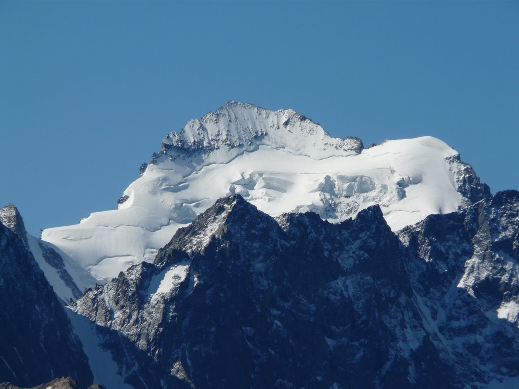 Barre et dôme des Ecrins, repeints de neuf. Au centre deux encordés approchent de leur but. 04-08-09 by jl broncard