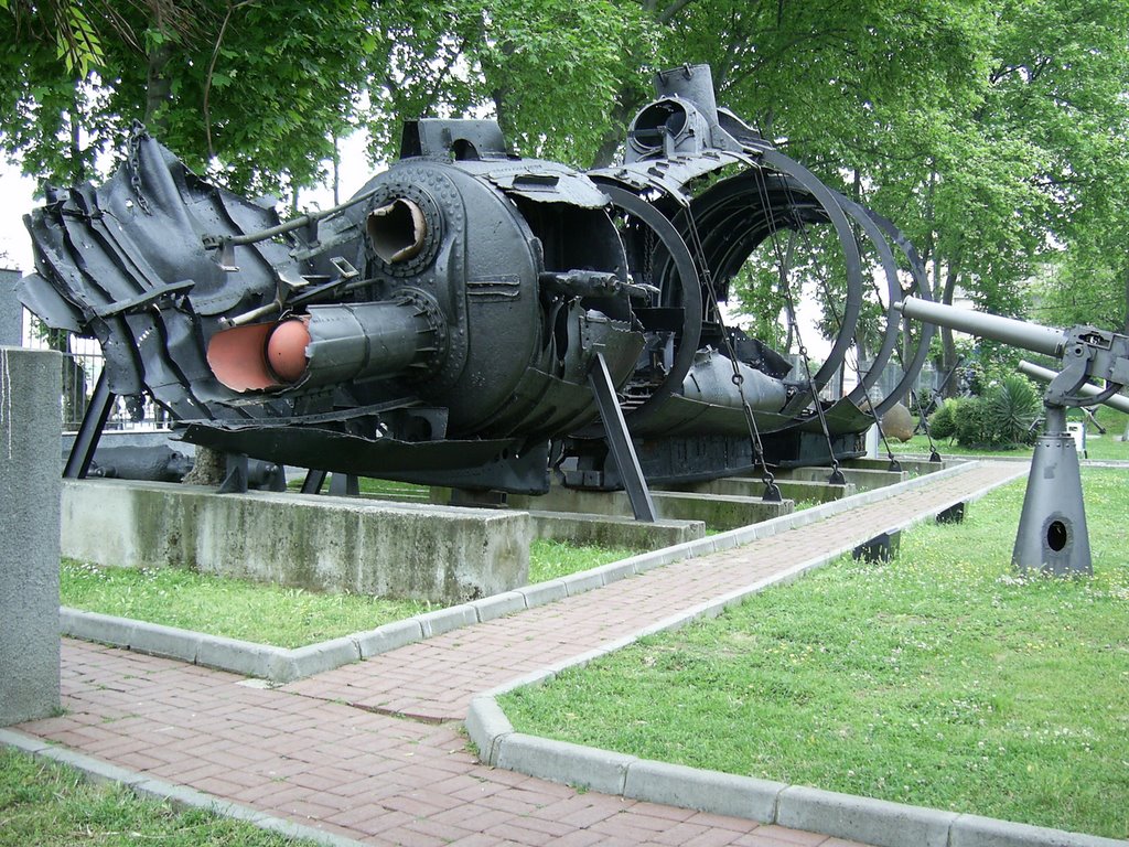 Historic submarine (Istanbul Naval Museum) by Habib Atınç