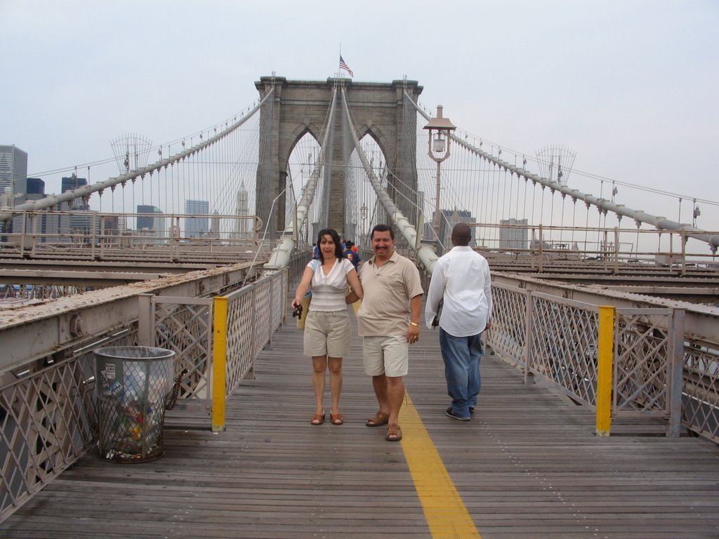 En el puente de Brooklin N.Y. by Hector Hernando Rome…