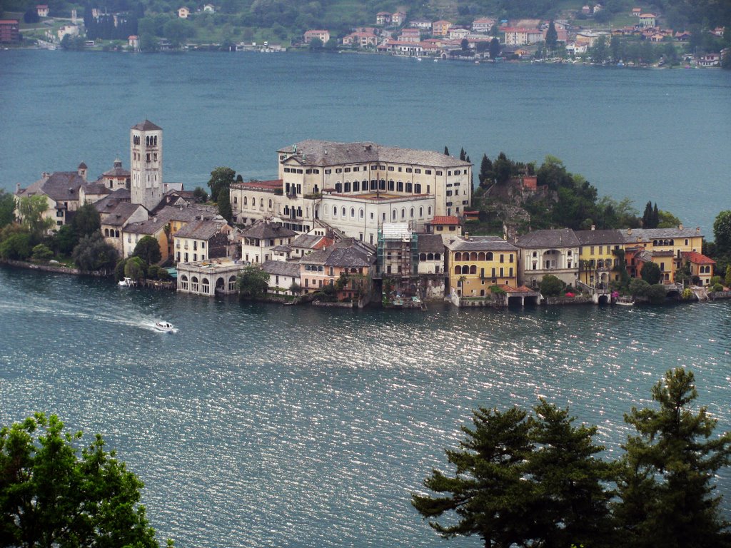 Una fila di case nel lago (Isola di San Giulio, Lago d'Orta) by Marco Carnelli