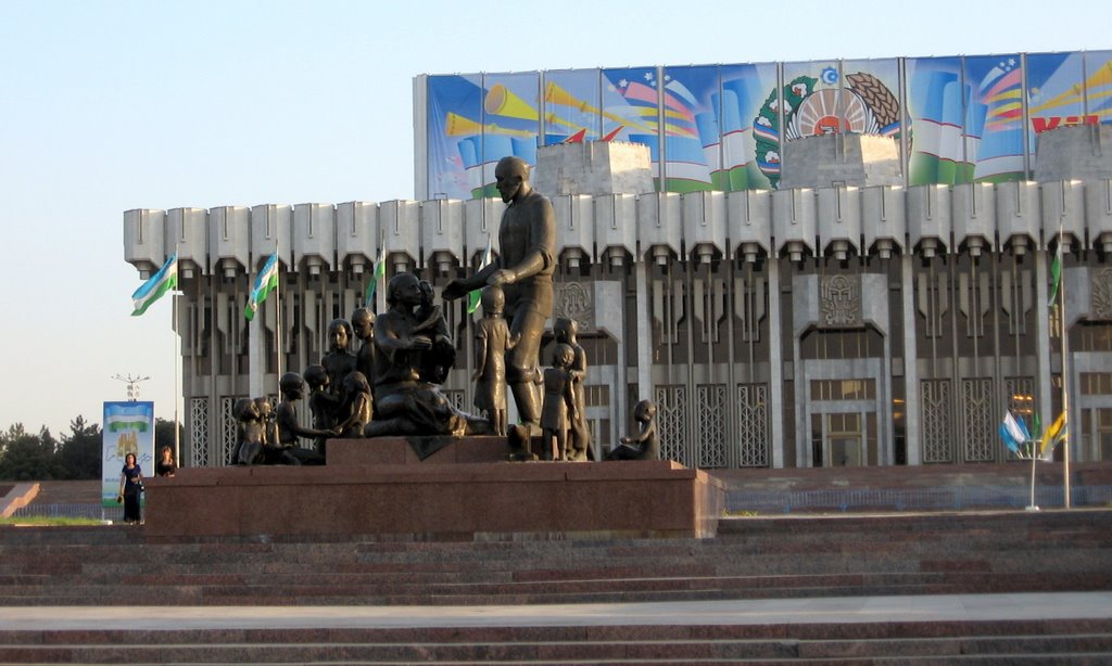 Toshkent Monument of Peoples Friendship 2007 by emkaplin