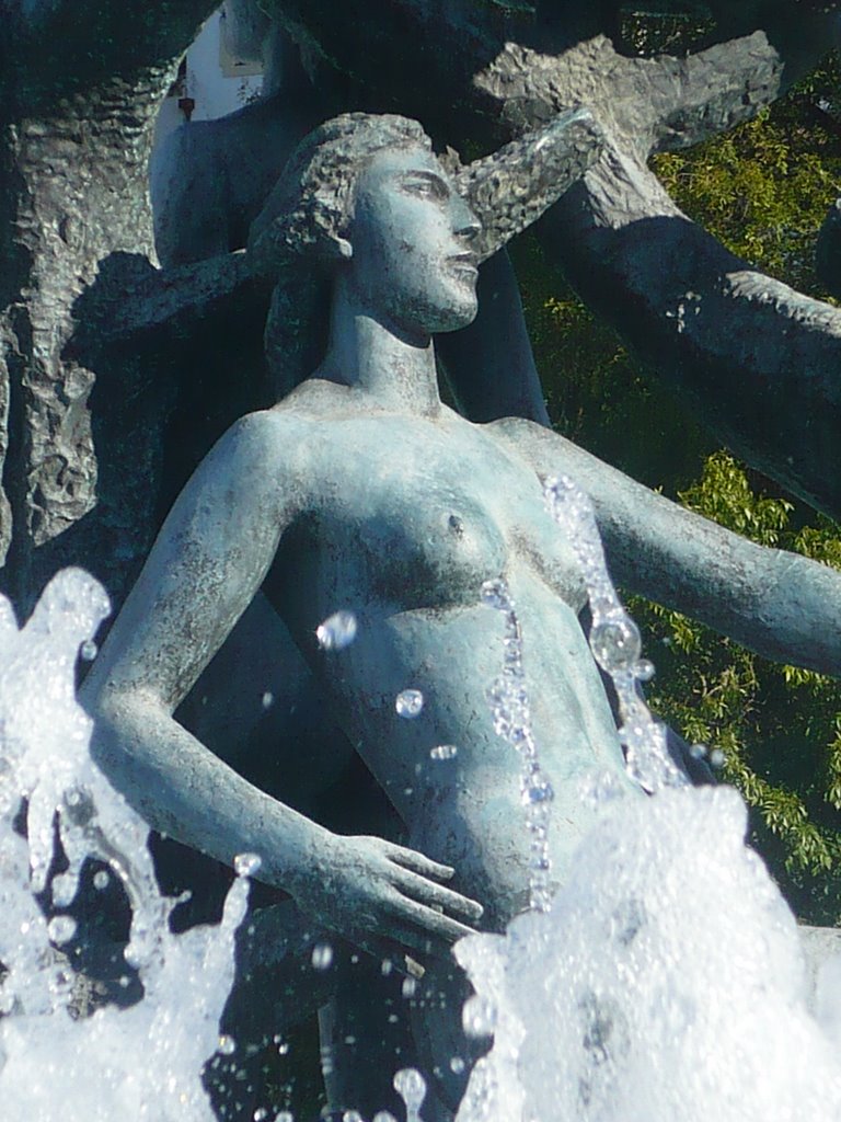 Estátua na Praça da Fonte Luminosa em Leiria by Dj Mark Guedes