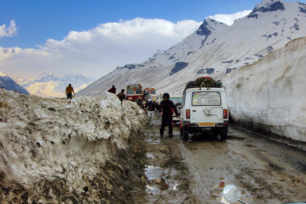 Traffic jam at Rohtang La by alpenrouten