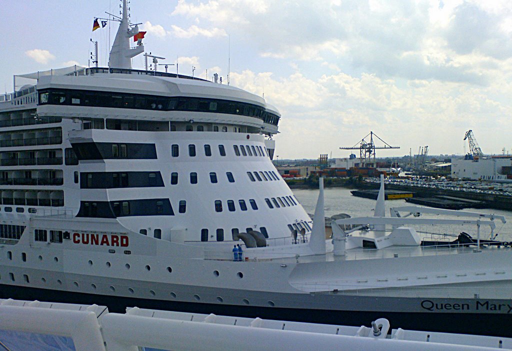 Hamburg-Cruise-Center: Queen Mary 2 hat festgemacht by picotuna